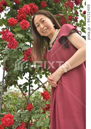 中之島のバラ園の女性 94152409