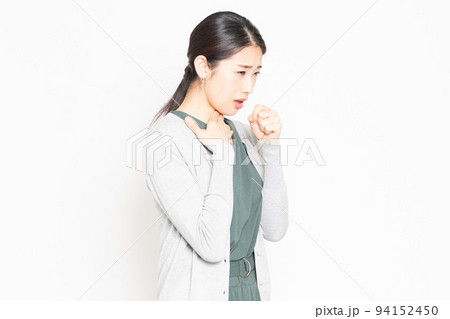 白背景の前に立っている、喉が痛い女性 白背景の前に立っている、喉が痛い女性 94152450