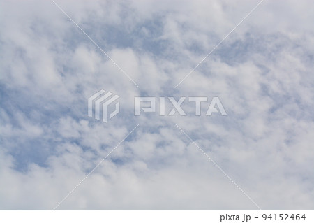 多めの雲と空 94152464