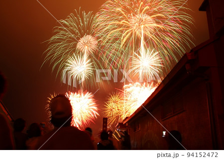 花火を見上げる人たち 94152472