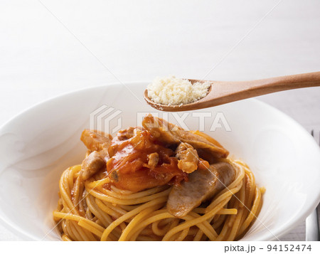 粉チーズをパスタにかける 粉チーズをパスタにかける 94152474