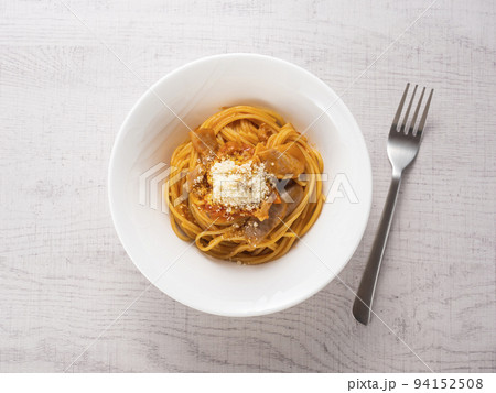 粉チーズをかけたパスタ 粉チーズをかけたパスタ 94152508