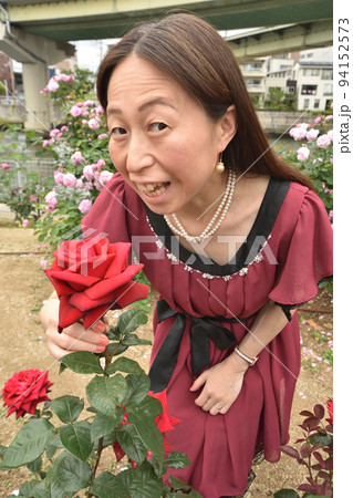 中之島のバラ園の女性 94152573