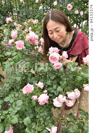 中之島のバラ園の女性 94152574