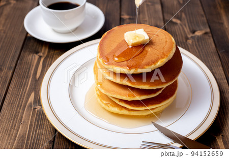積み重なったシロップのかかったパンケーキ 積み重なったシロップのかかったパンケーキ 94152659
