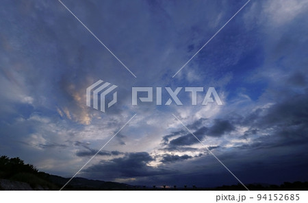 多様な雲が現れた清々しい夏の朝空・超広角・空主体・220830am 94152685