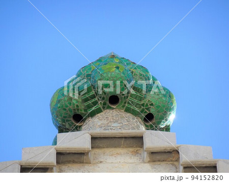 【スペイン】グエル邸の屋根にあるカラフルな煙突（バルセロナ） 94152820