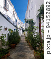 【スペイン】鉢植えがたくさん並べられた路地裏の風景（フリヒリアナ） 94152892