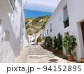【スペイン】美しい白い村「フリヒリアナ」の旧市街の風景 94152895