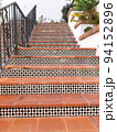 【スペイン】蹴込板に白黒柄のデザインが入ったおしゃれな階段（フリヒリアナ） 94152896