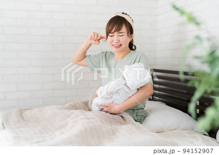 泣き止まない赤ちゃんとママ(夜泣き) 泣き止まない赤ちゃんとママ(夜泣き) 94152907