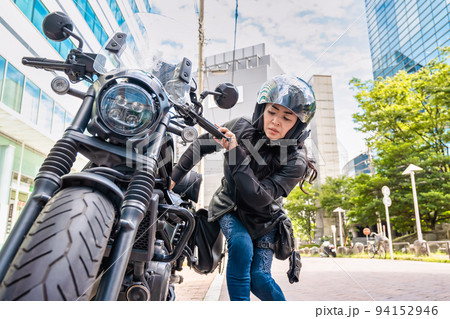 大型クルーザーバイクで横浜ツーリングをする女性ライダー　エンジントラブル 94152946