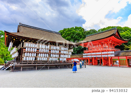 京都　京都市左京区にある 賀茂御祖神社（下鴨神社）楼門と舞殿　 94153032