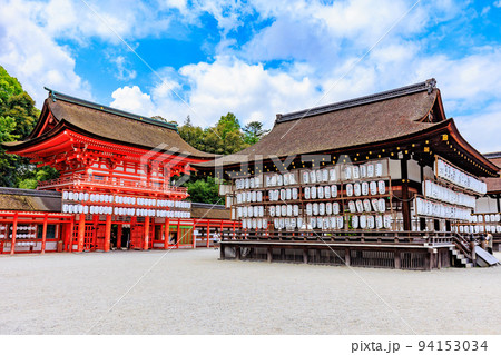 京都　京都市左京区にある 賀茂御祖神社（下鴨神社）楼門と舞殿 94153034