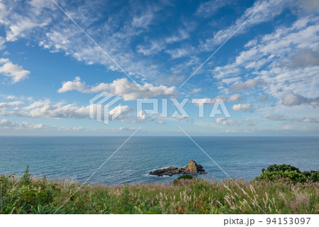 小樽祝津パノラマ展望台の目前 青い海に浮かぶトド岩 94153097