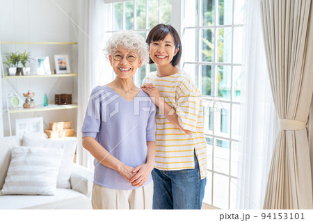 リビングでくつろぐシニア女性 94153101