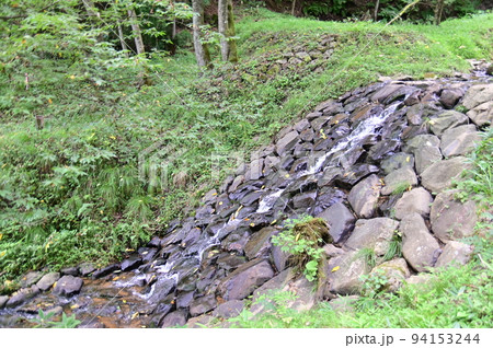 荏沢川の石堰堤を流れる水 94153244