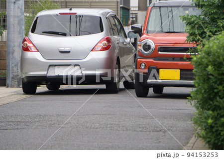 狭い道路 すれ違い 自動車 狭い道路 すれ違い 自動車 94153253