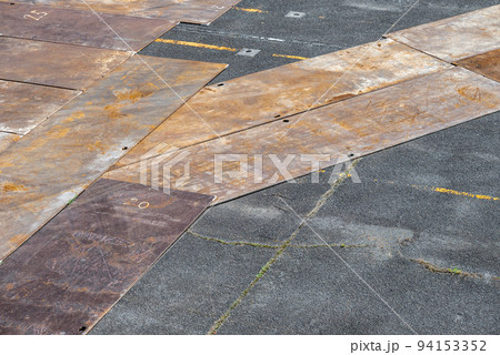 工事現場 資材搬入路の敷鉄板 工事現場 資材搬入路の敷鉄板 94153352