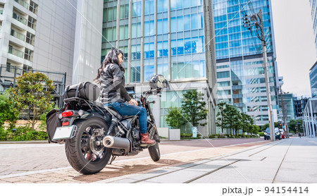 大型クルーザーバイクで横浜ツーリングをする女性ライダー 大型クルーザーバイクで横浜ツーリングをする女性ライダー 94154414
