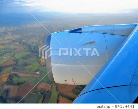 北海道・羽田と新千歳空港のフライトの風景、苫小牧上空を飛行するイメージ・千歳 94154441