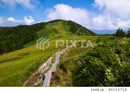 中門岳方面から会津駒ヶ岳山頂を望む 94154718