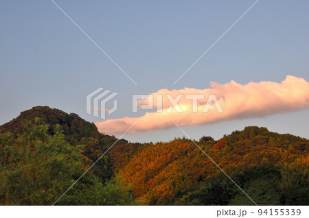 静岡市里山の秋の夕暮れ 94155339