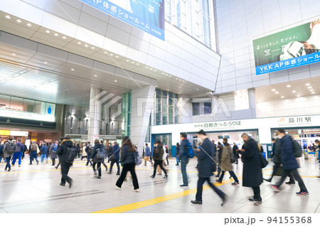 【東京都】1月・通勤、通学で混雑する朝の品川駅 94155368