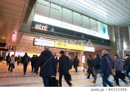 【東京都】1月・通勤、通学で混雑する朝の品川駅 94155369