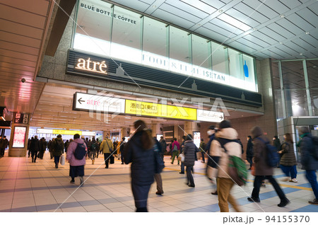 【東京都】1月・通勤、通学で混雑する朝の品川駅 94155370