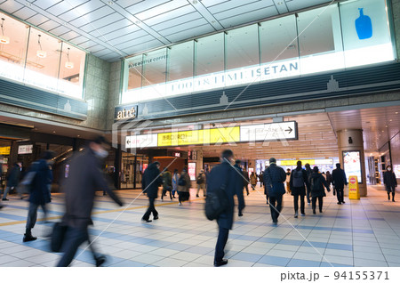 【東京都】1月・通勤、通学で混雑する朝の品川駅 94155371