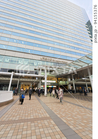 【東京都】1月・通勤、通学で混雑する朝の品川駅 94155376