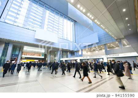 【東京都】1月・通勤、通学で混雑する朝の品川駅 94155590