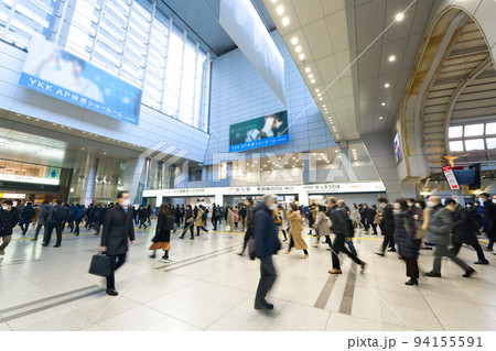 【東京都】1月・通勤、通学で混雑する朝の品川駅 94155591