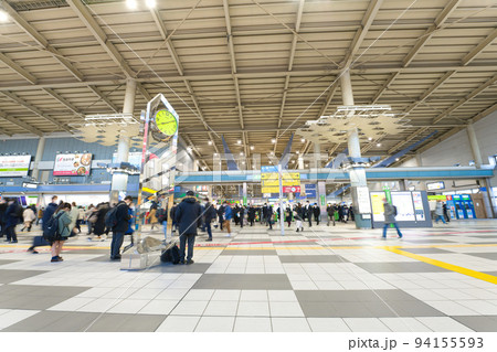 【東京都】1月・通勤、通学で混雑する朝の品川駅 94155593