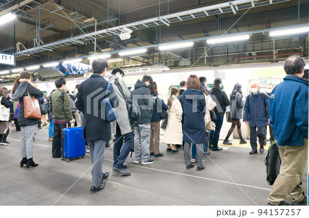 【東京都】1月・通勤、通学で混雑する品川駅ホーム 【東京都】1月・通勤、通学で混雑する品川駅ホーム 94157257