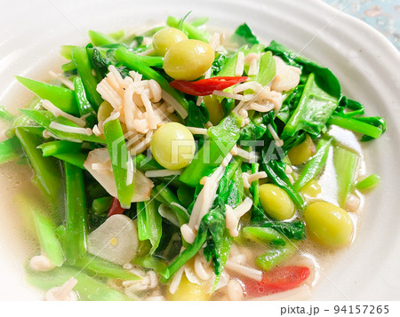 中国家庭料理・銀杏炒紫角叶（ぎんなんとツルムラサキの中華炒め） 94157265