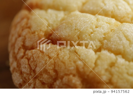 メロンパンの表面　香ばしい　焼き立て 94157562