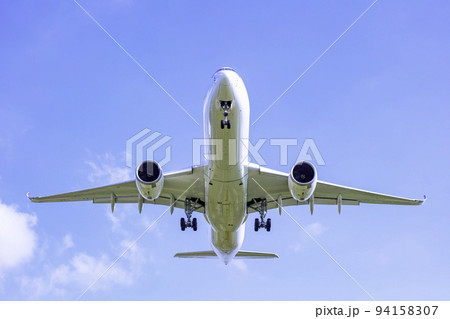 着陸する飛行機 エアバスA350-900 着陸する飛行機 エアバスA350-900 94158307