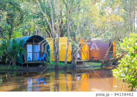 水辺にあるテントのカラフルな家 94158462