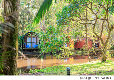 水辺にあるテントのカラフルな家 94158463