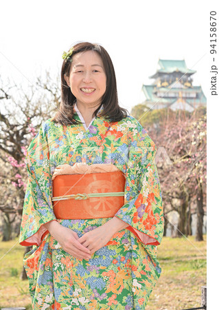 大阪城梅園の和服美女 94158670