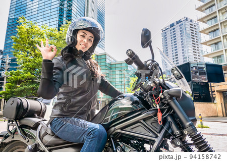 大型クルーザーバイクで横浜ツーリングをする女性ライダー OKサイン 大型クルーザーバイクで横浜ツーリングをする女性ライダー OKサイン 94158742