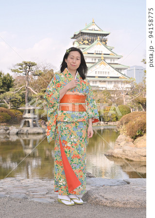 大阪城庭園の和服美女 94158775