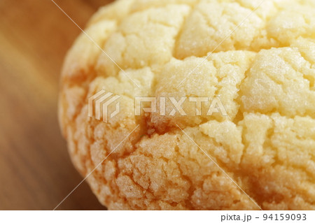 焼き立てパン　メロンパンの表面 94159093