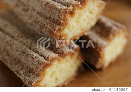 キレイに並べた焼きたてのチュロス　チュロスの断面 94159097