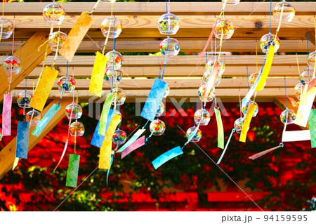 カラフルな風鈴 94159595