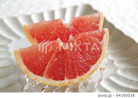 涼し気な器に盛り付けたみずみずしいグレープフルーツ 94160038