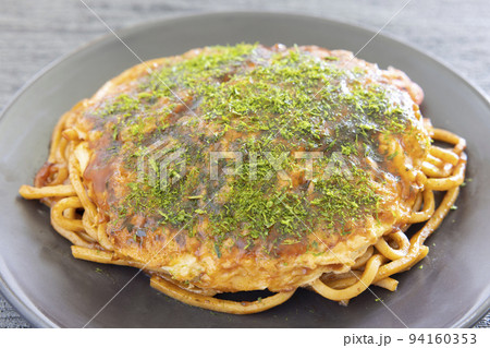 青海苔たっぷりのお好み焼きとソース焼そば 青海苔たっぷりのお好み焼きとソース焼そば 94160353