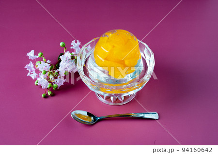 透明な冷たいみかんゼリー 94160642